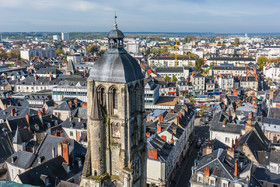 Tours à partir de la tour Charlemagne avec vue sur les halles et la tour de l'horloge premier plan
